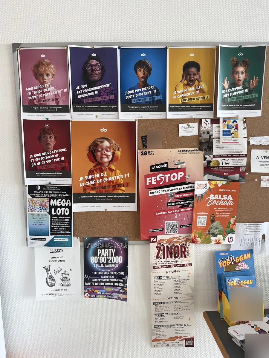 Affiches Super Spectre sur un tableau d’information, autres portraits photographiques floutés