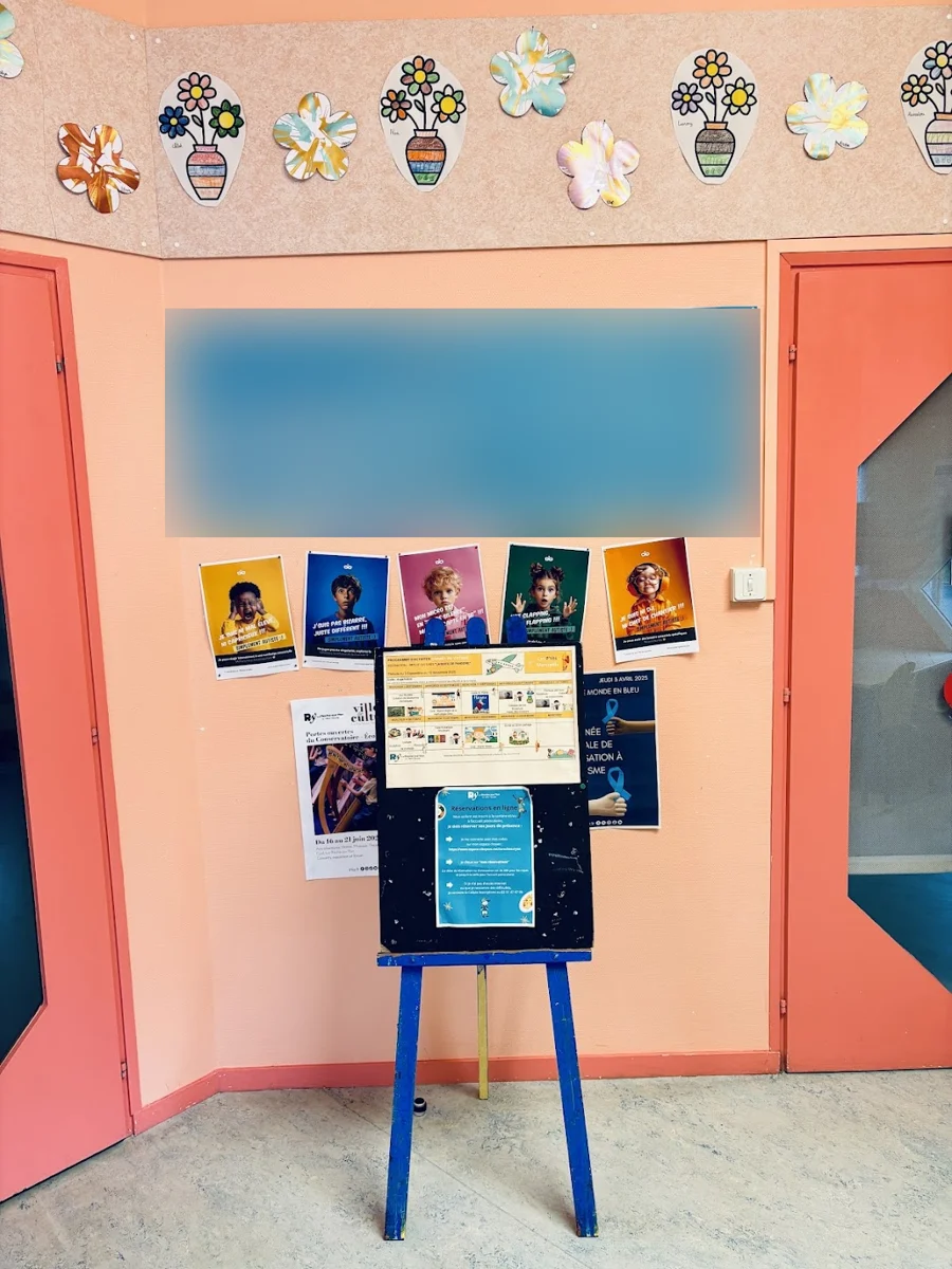 Affiches Super Spectre dans un hall, petites photos de personnes floutées