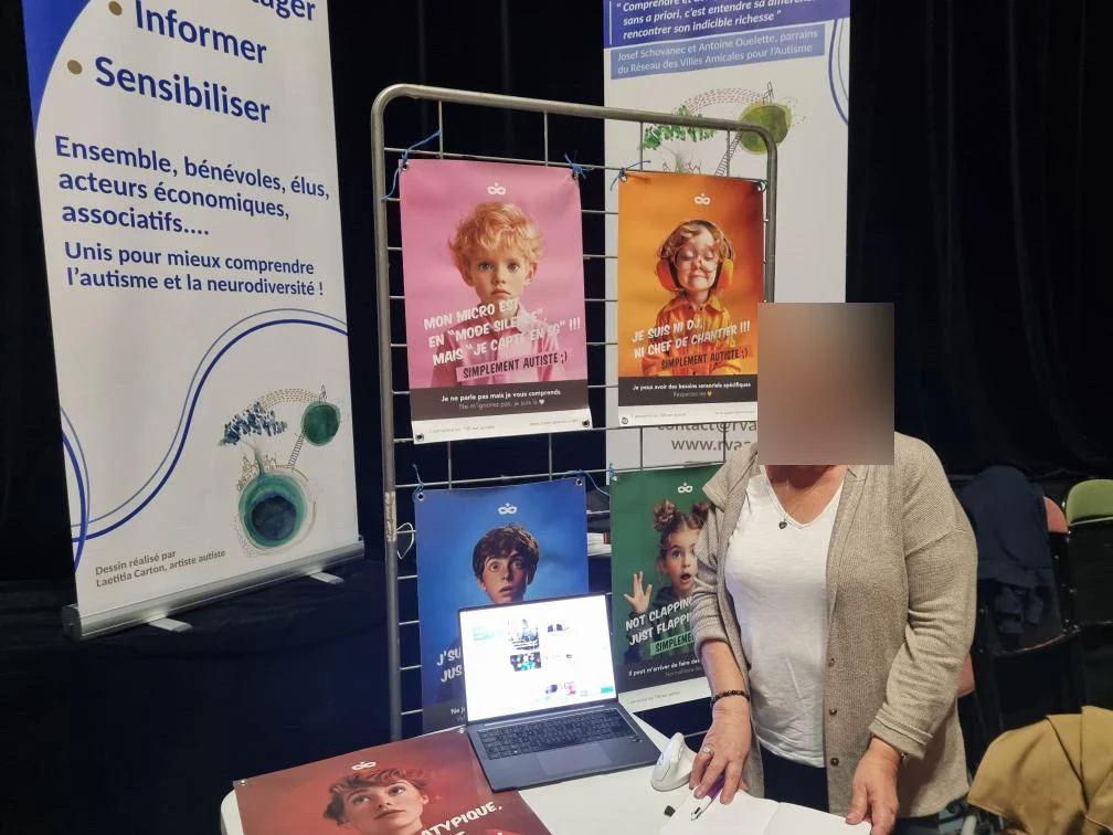 Affiches Super Spectre présentées sur un stand, visage de la participante flouté