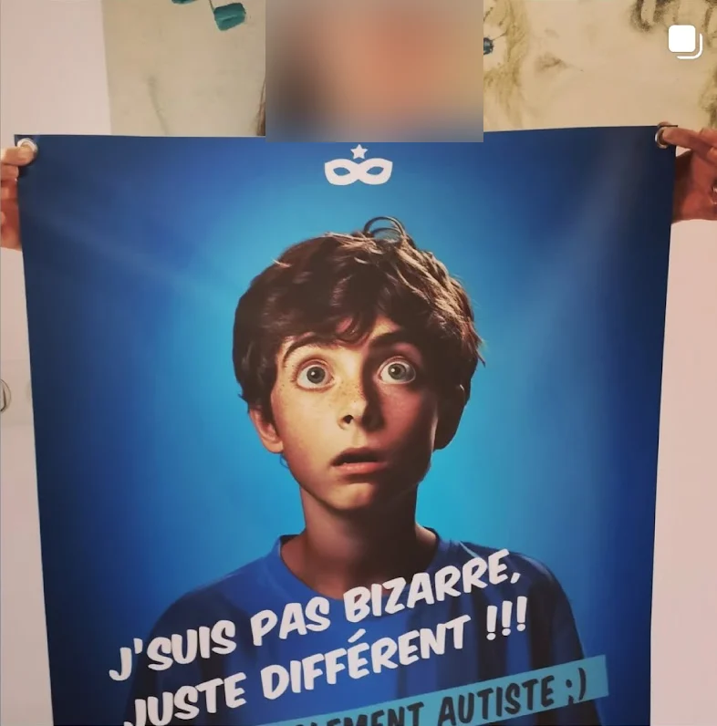 Une participante présente une affiche Super Spectre, visage flouté