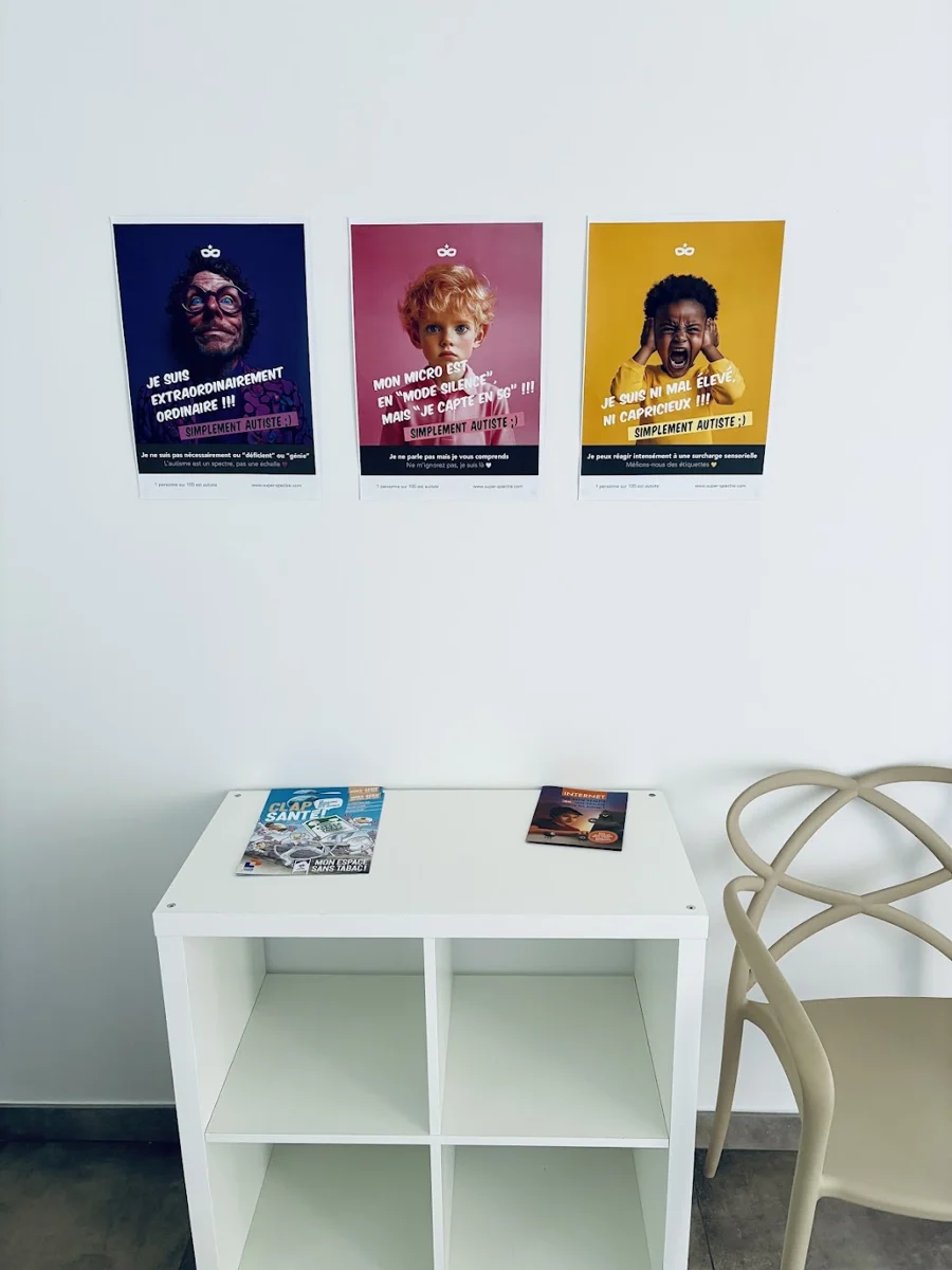 Trois affiches Super Spectre au-dessus d’un espace d’attente